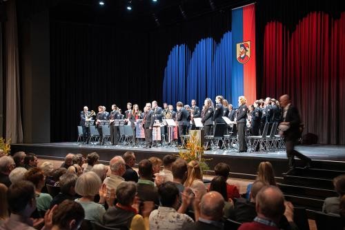 Das Städtische Blasorchester unter Leitung von Jürgen Degeler bekommt Applaus für den musikalischen Einklang zum Bürgerempfang.