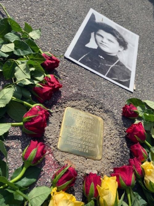 Stolperstein erinnert an Frederike Gatter, geschmückt mit Blumen und einem Foto