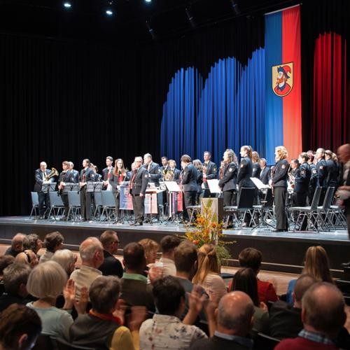 Das Städtische Blasorchester unter Leitung von Jürgen Degeler bekommt Applaus für den musikalischen Einklang zum Bürgerempfang.